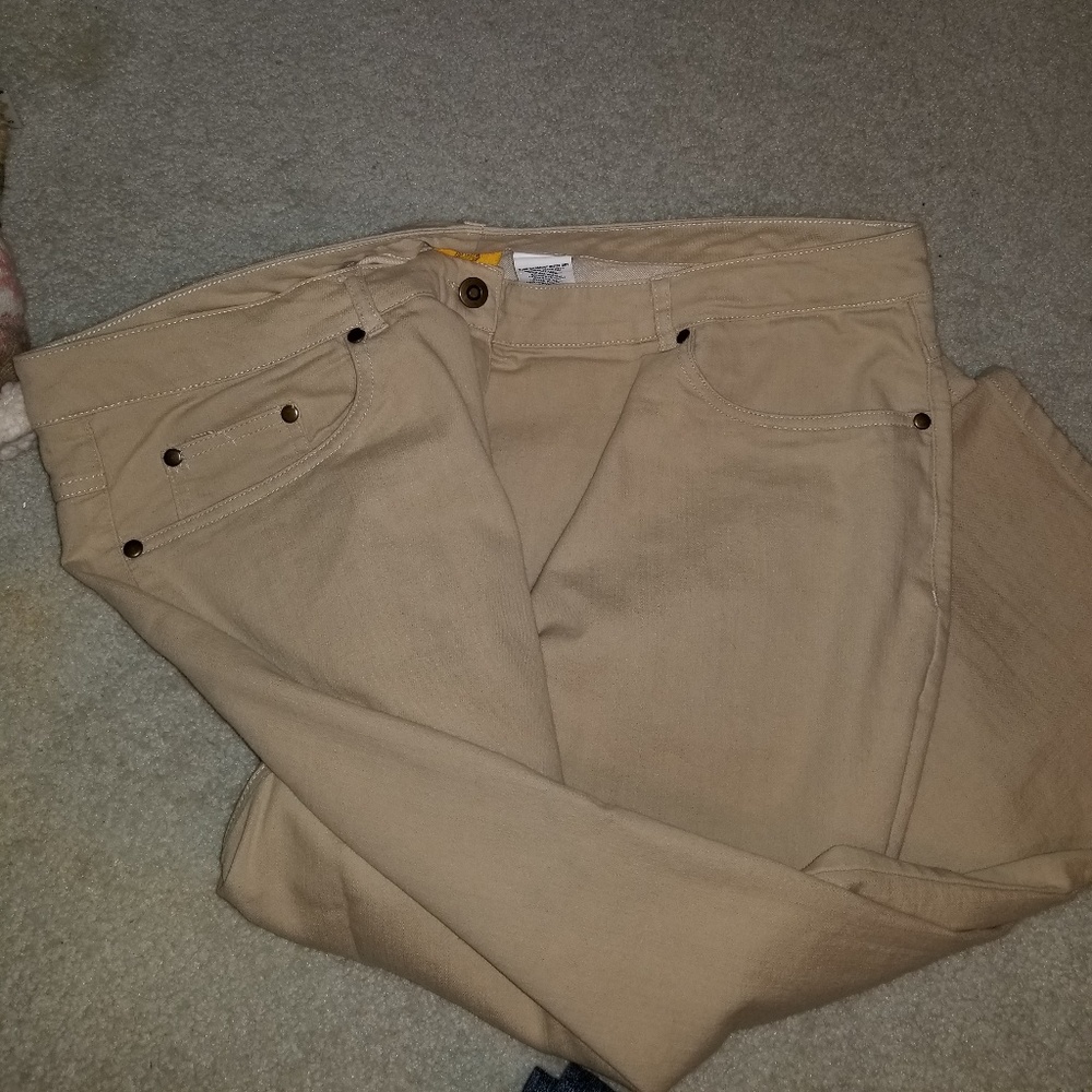 Tan capris